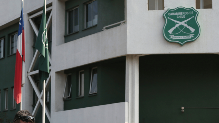 Sujeto armado abre fuego frente a comisaría de Independencia: Carabineros logró detenerlo