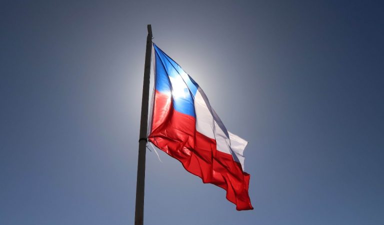 ¿Debes poner la bandera chilena en tu casa? Conoce la norma y las multas por incumplirla