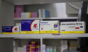 Vecinos de La Reina pueden comprar productos de farmacia al costo