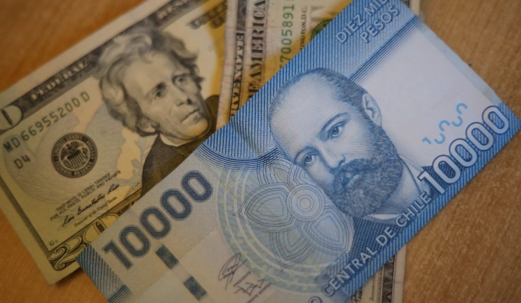 Dólar y cobre: Revisa los indicadores económicos de este viernes 25 de octubre en Chile