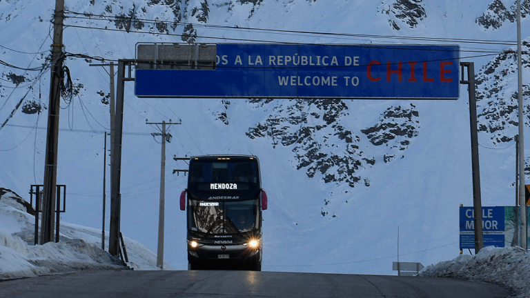 Paso Los Libertadores cerrará este lunes por nuevo sistema frontal y fuertes nevadas