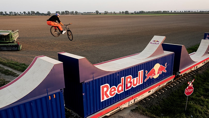 Dawid Godziek hace historia: el primer viaje en bicicleta sobre un tren en movimiento