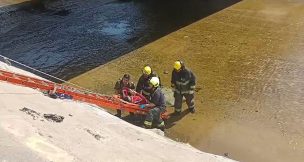 Carabineros y Bomberos rescatan a hombre que cayó al Zanjón de la Aguada