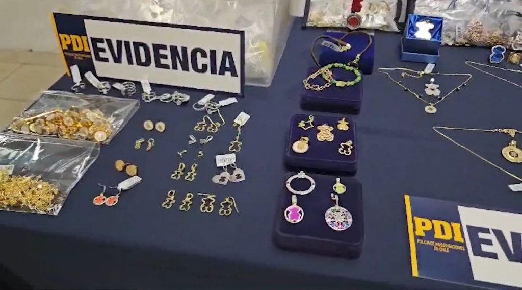 Evidencia de las joyas falsificadas incautadas por la Policía de Investigaciones (PDI)