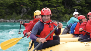 Claudio Iturra llegará a Chile Chico para mostrar el Valle Lunar y navegar en el río: “El único pelusa que despide el programa en el agua