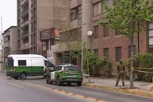 Mujer muere tras caer del piso 17 en Santiago Centro: Víctima presenta heridas corto punzantes