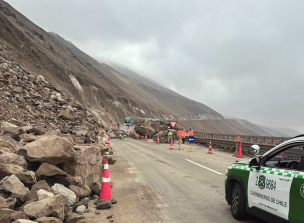 Alerta Roja en Arica y Parinacota tras derrumbe de rocas en la Ruta 5 Norte