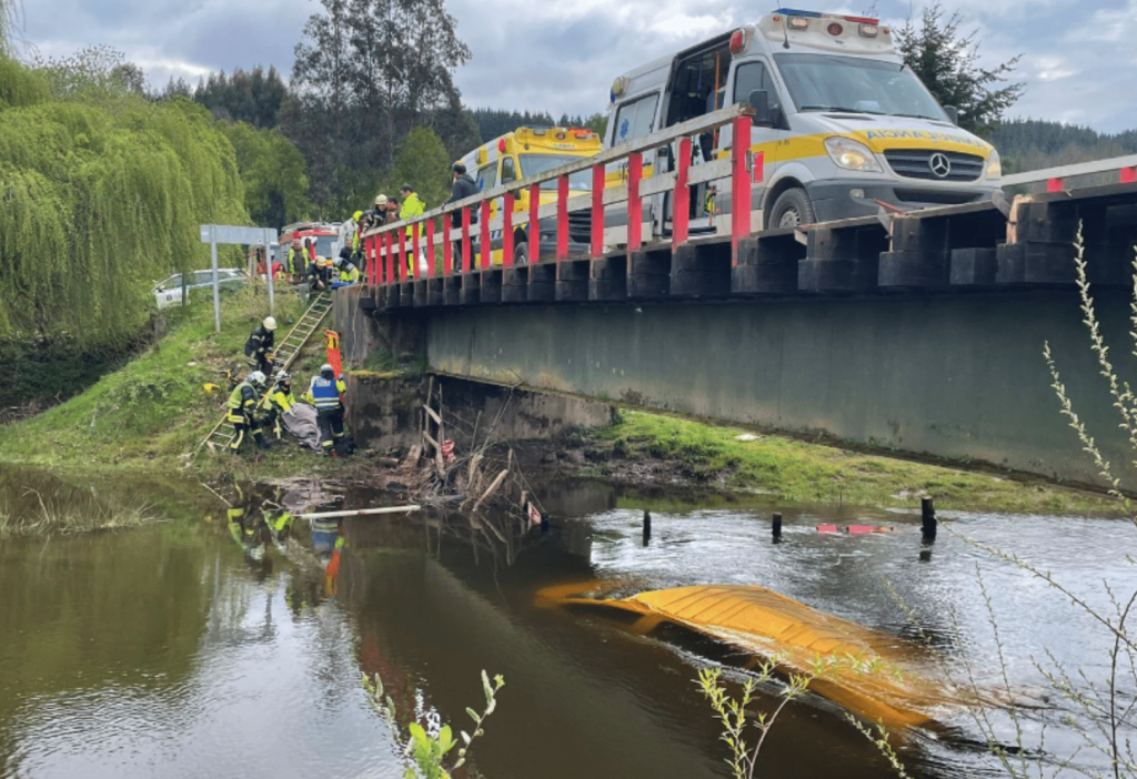 Furgón escolar queda totalmente sumergido tras caer a un río en Paillaco