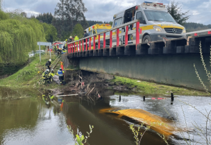 Furgón escolar queda totalmente sumergido tras caer a un río en Paillaco