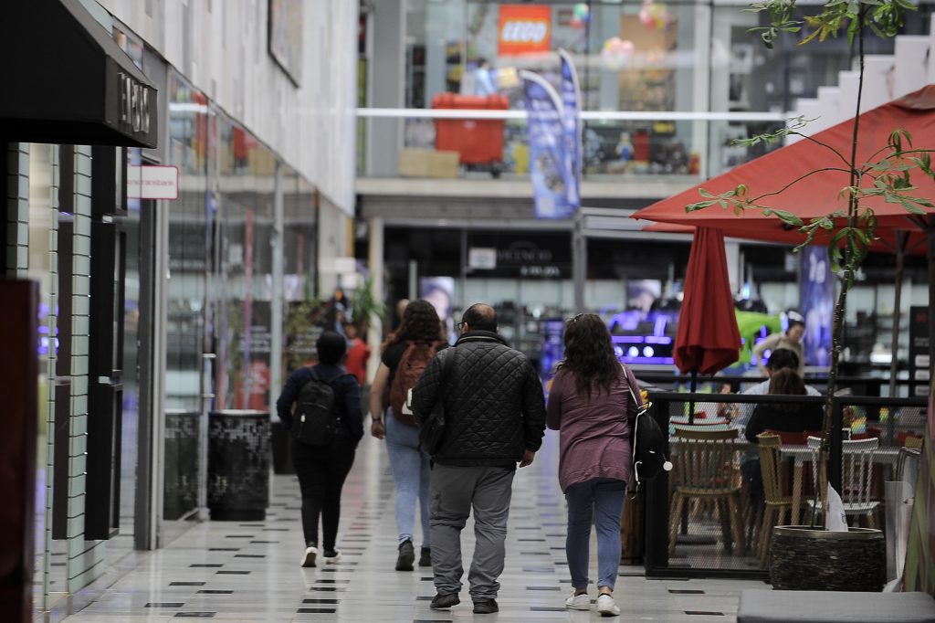 Presidente de supermercados de Chile responde a ministra Jara por feriado de Viernes Santo: “Se equivoca”