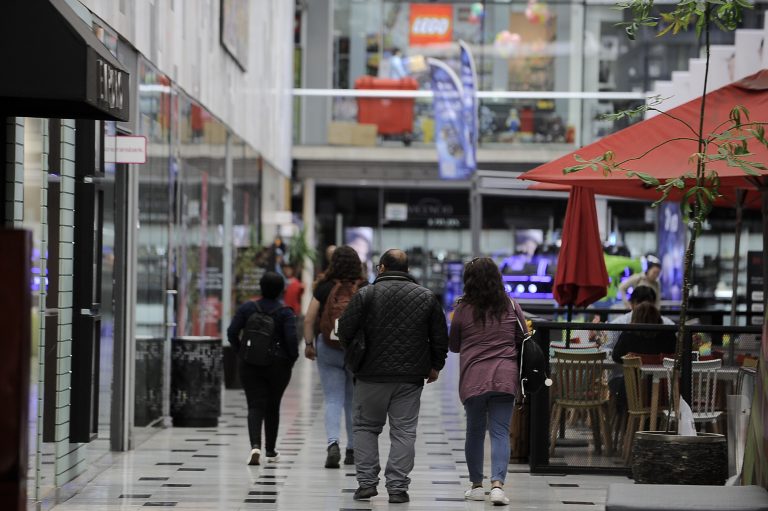 Feriado del 12 de octubre: Revisa cómo funcionará el comercio este lunes