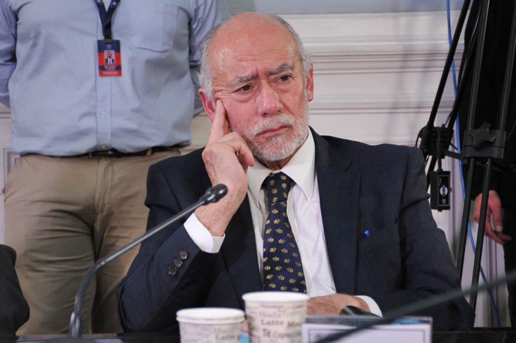 Senador Flores advierte “crisis sin precedente” en hospitales: “Hubo una falla en planificación y proyección de los recursos para el sector”