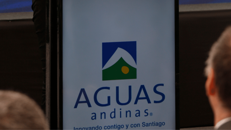Insólito hallazgo en Puente Alto: Aguas Andinas halló sacos con osamentas de caballo en alcantarillado