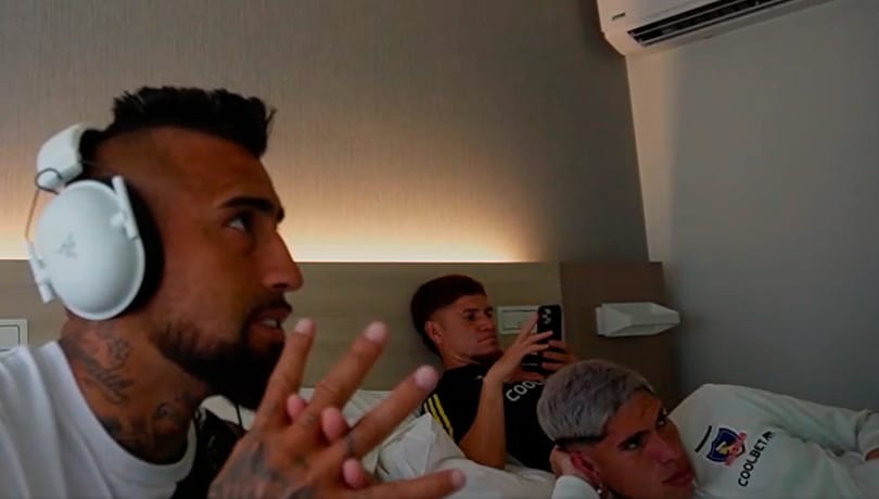 Carlos Palacios reaparece junto a Arturo Vidal reaccionando al partido de La Roja