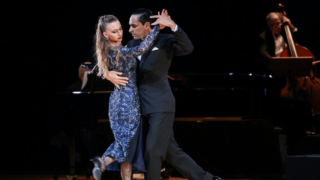 El espectáculo reúne a 14 bailarines de tango de talla mundial, un destacado vocalista y una orquesta de 11 músicos.