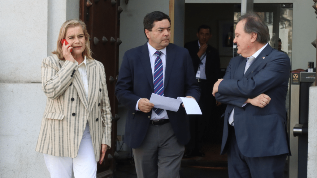 Los diputados de la UDI, Juan Manuel Fuenzalida y Flor Weisse, emplazaron al Presidente Gabriel Boric a adelantar el cambio de gabinete.