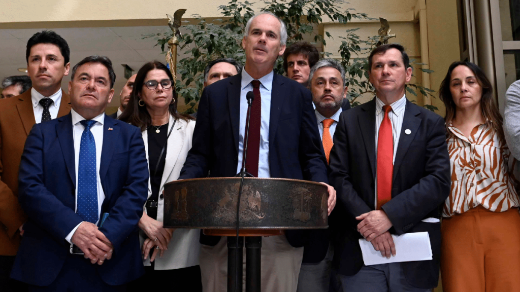 Diputados oficialistas critican a RN tras desistir de AC contra Boric: “Sólo se trataba de una cortina de humo”