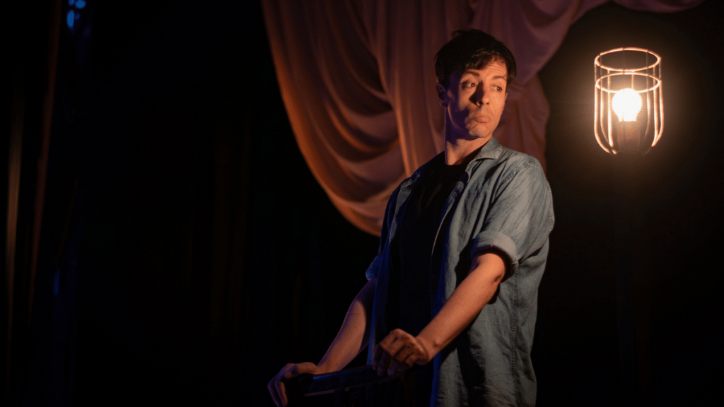 La obra ha impactado por la interpretación intensa e impecable de su protagonista, Roberto Peloni.