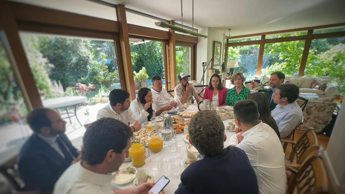 Evelyn Matthei desayunó con los ganadores de Chile Vamos.
