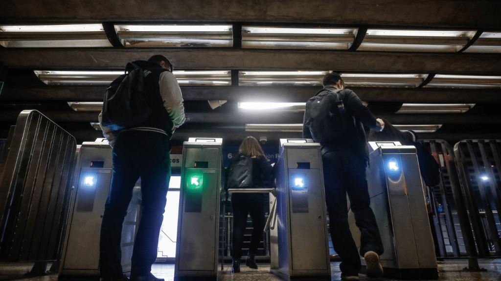 Diputada Cordero exige acciones concretas frente a la alta evasión en el transporte público de la RM