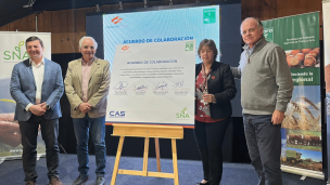 Firman inédito convenio de colaboración entre industrias salmonicultura y agrícola