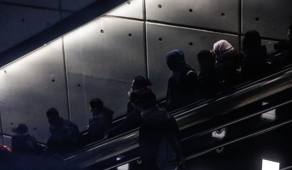 TTI recuerda que en días de llovizna, Metro de Santiago opera a “velocidad reducida”