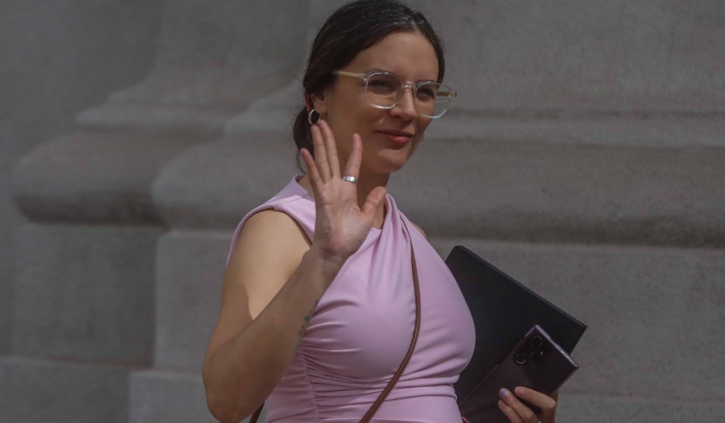 Camila Vallejo sorprende como primera invitada en el debut de Diana Bolocco en Podemos Hablar