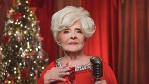 El icónico “Rockin’ Around The Christmas Tree” de Brenda Lee se publica por primera vez en español 