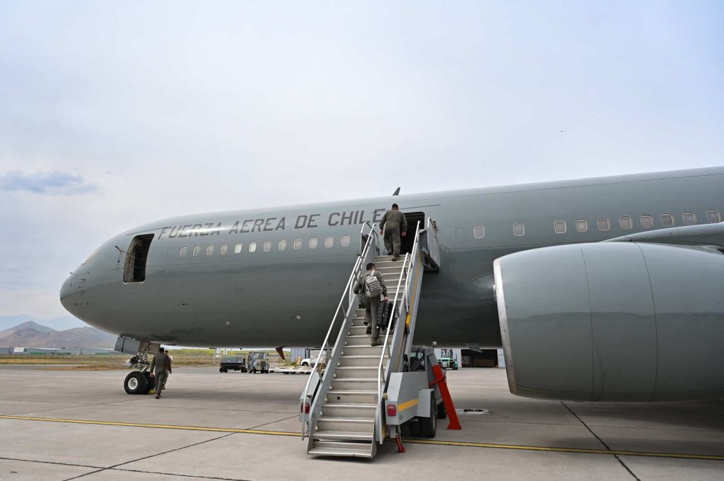 Segundo vuelo con deportados desde EE.UU. trae a 45 chilenos: la mayoría con antecedentes penales