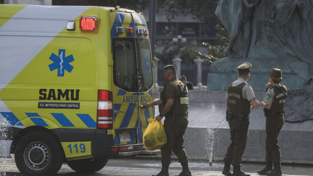 quemarse a lo bonzo Carabineros evitó que esta persona se quemara frente a los tribunales en el centro de Santiago.