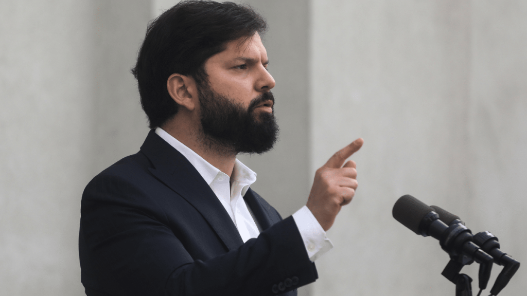 Kast respondió a críticas de Boric.