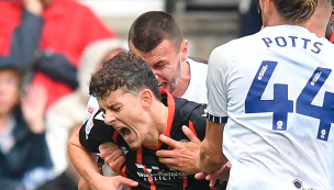 Futbolista recibe dura sanción por morder a un rival durante un partido en Inglaterra