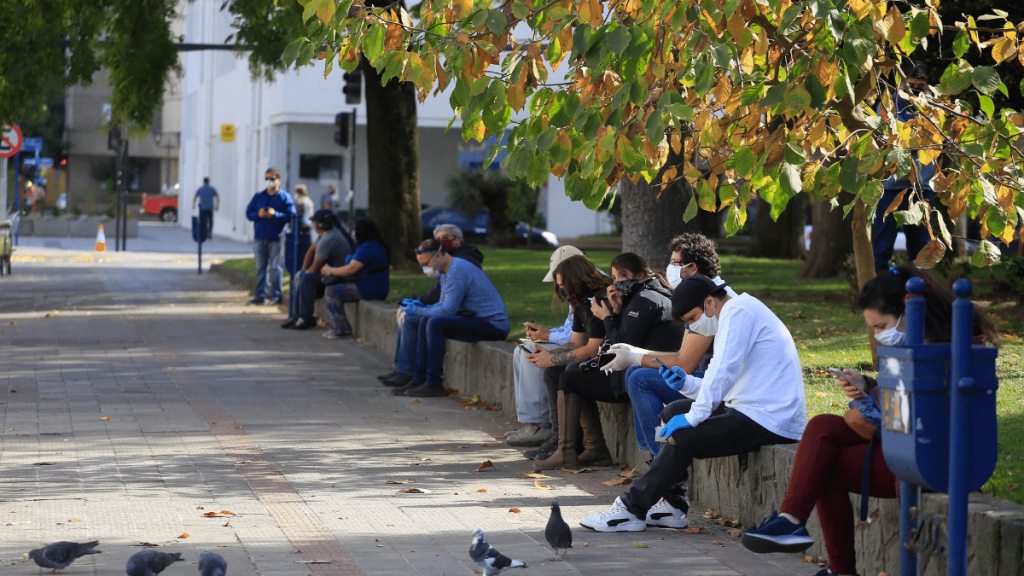 Nomofobia En América Latina, el 23% considera que los teléfonos móviles son más importantes que los amigos y los familiares.