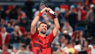 Djokovic avanza a semifinales de Shanghai tras dura batalla ante Mensik