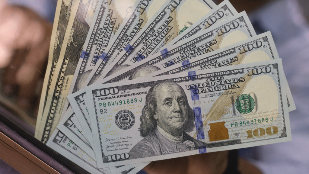 Cobre cae 3,3% y empuja al dólar sobre los $887 en Chile