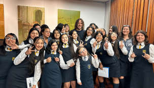 Invitado de lujo: Carles Puyol asiste a presentación de coro del Colegio Almendral