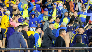 Intentó frenar la situación: Riquelme ingresó a la tribuna de Boca en medio de los incidentes