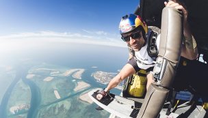 Chileno que saltó enparacaídas y aterrizó surfeando en una ola artificial, cuenta cómo lo logró