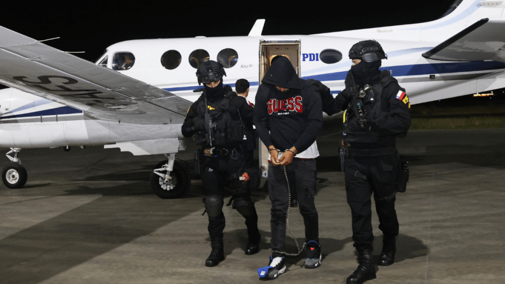 Sicario “El Barba” llegó a Chile tras ser extraditado desde Perú: Es sospechoso del quíntuple homicidio en Lampa