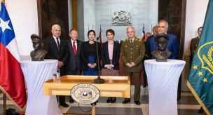 Senado rinde homenaje a mártires de Carabineros con bustos conmemorativos de Eugenio Naín y Carlos Retamal