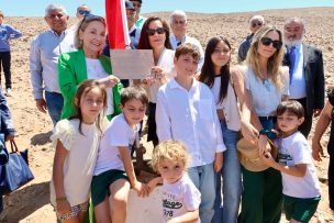 Mineros rinden homenaje al expresidente Sebastián Piñera e instalan la bandera número 34 en su honor