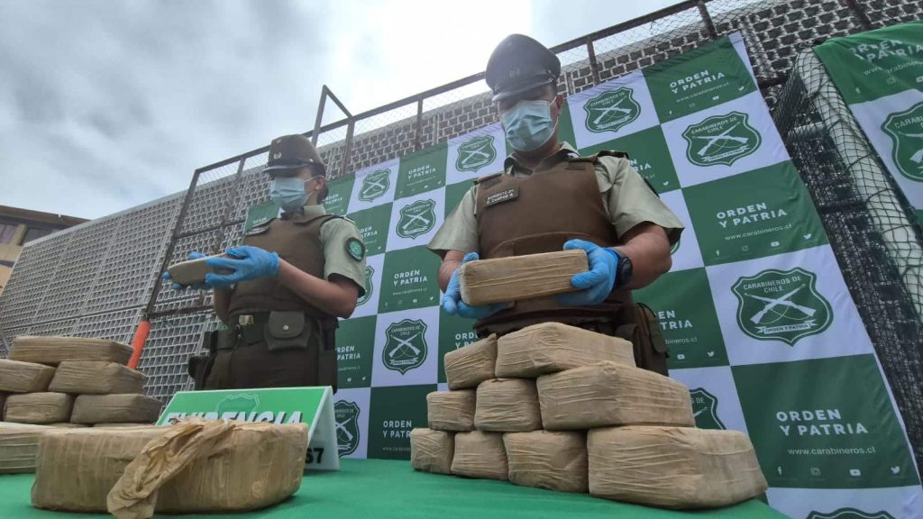 Incautan 1200 kilos de tabaco: Carabineros desbarata fábrica de cigarrillos falsos en Villa Alemana