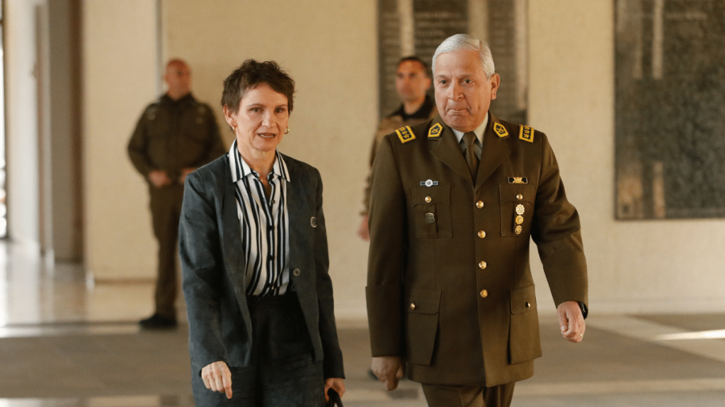 Ministra del Interior, Carolina Tohá, junto al exgeneral director de Carabineros, Ricardo Yáñez.