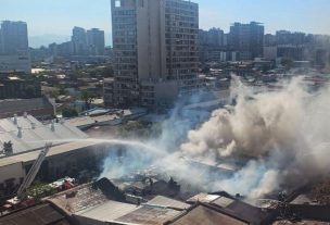 Incendio afecta a vivienda en Santiago: 19 carros de Bomberos trabajan en la emergencia