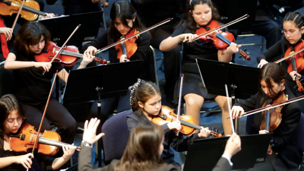 Orquesta Sinfónica Infantil Metropolitana se presenta en Liceo Christa Mc Auliffe de El Bosque