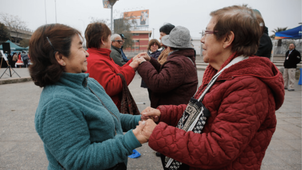32% de las personas mayores no tiene amigos: Chilenos lanzan aplicación gratuita para fomentar la vida social activa