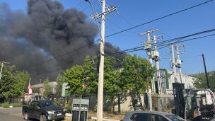 Gran incendio en bodega en Colina genera preocupación por columna de humo tóxico