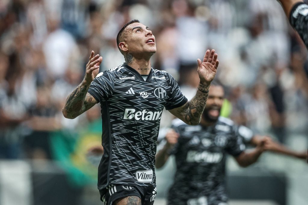 Llega prendido a La Roja: Vargas es figura en empate de Atlético Mineiro ante Vitoria