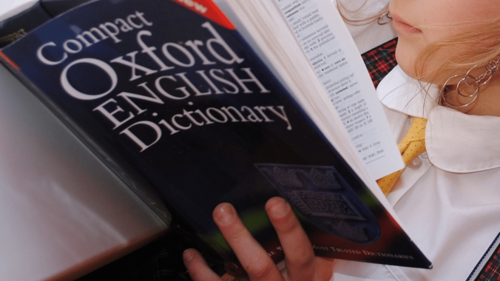La competencia en inglés es uno de los factores que permite a los países ser más competitivos en la economía global.