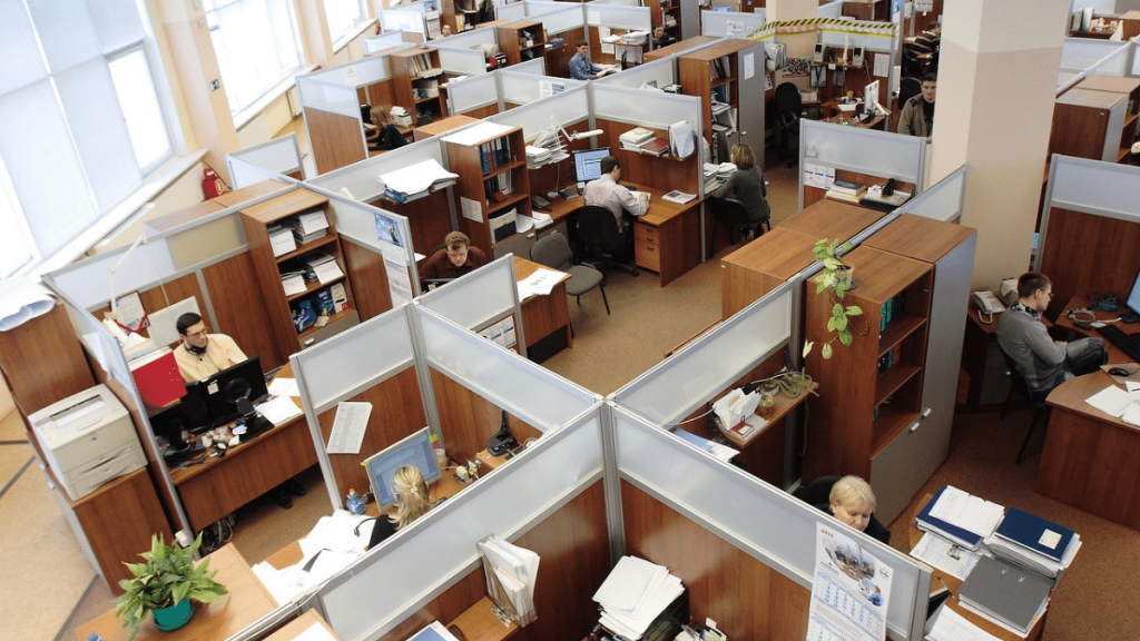 trabajo En el caso de los mayores de 50 años, el grupo se posicionó como el que menos falta al trabajo con un 2%.